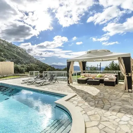 Vila Elegant In With Private Pool