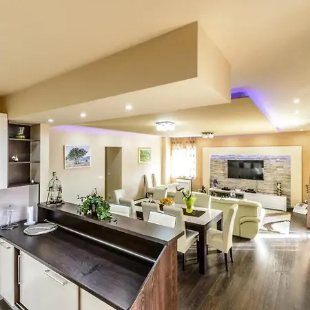 Elegant In With Private Pool *